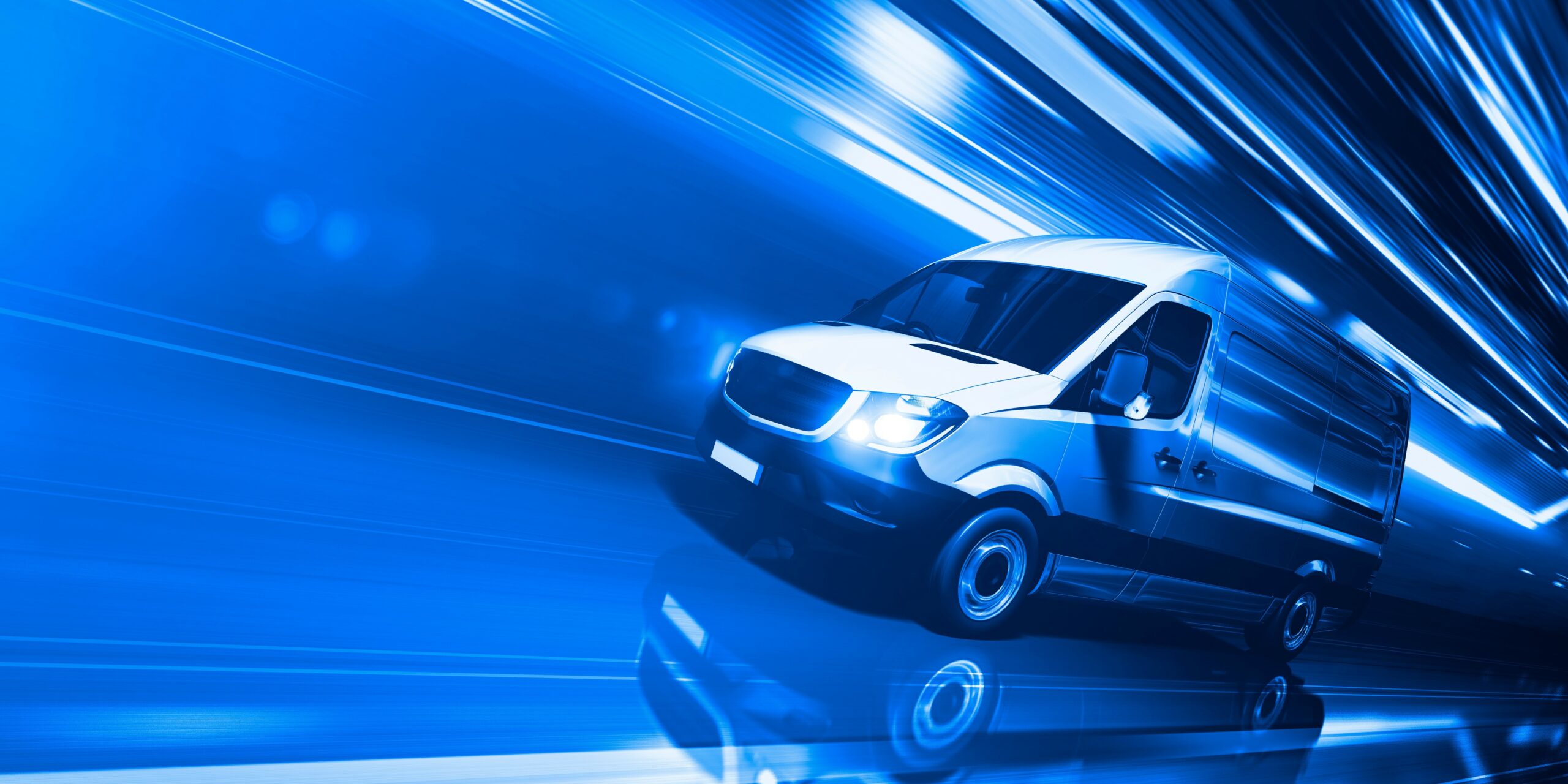 Schneller Transporter bei Nacht in einer Stadt